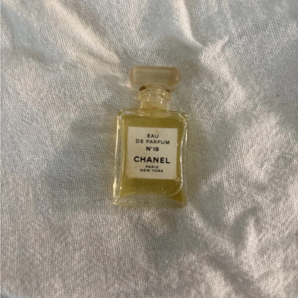 CHANEL N°19 Eau de Parfum in Gold Bottle mini lot of 2